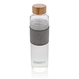 Firmengeschenk Glasflasche Impact – weiß-grau – mit Logodruck 750ml nachhaltiges Borosilikatglas mit Bambusdeckel und rPET-Sleeve
