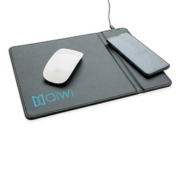 Mitarbeitergeschenk Mousepad mit Wireless-Charging – schwarz – mit Logo bedruckt für das Homeoffice mit 5W-Ladefunktion und Handyhalter