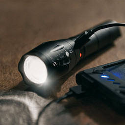 Schwarzwolf® outdoor Delgada wiederaufladbare CREE T6 Taschenlampe, schwarz